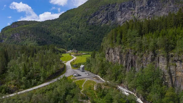 여행, 휴가. 자연의 아름다움. 노르웨이 의 호 르 달 랜드 군 보스 와 그란 빈 사이에 있는 스 폭포 위에서 — 스톡 사진