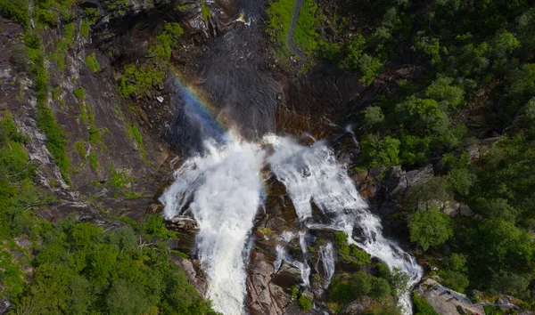 Ovanifrån mot Skjervsfossens vattenfall på sommaren, sett ovanifrån. Norge. Skjuten från drönare. — Stockfoto
