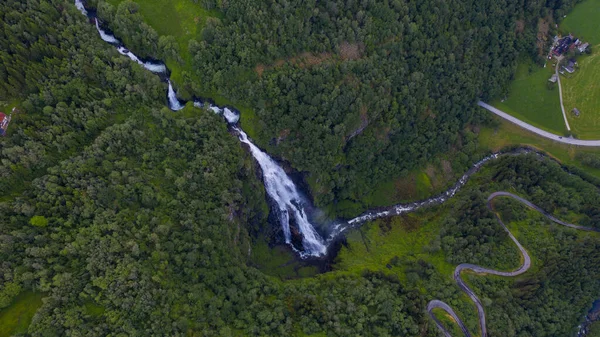 Sivlefossen, una delle cascate più belle della Norvegia situata a nord del villaggio Voss nella regione Hordaland. Hotel Stalheim a Stalheim. Vista aerea dal drone . — Foto Stock