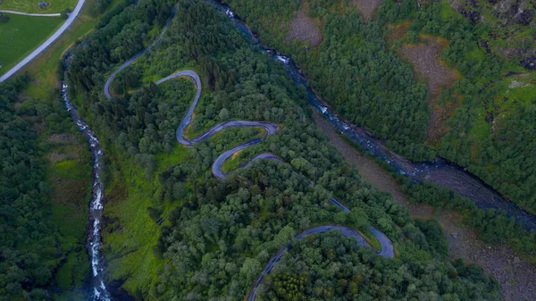 Stalheim, Norveç 'teki İHA' dan Serpantine Yolu. Temmuz 2019.