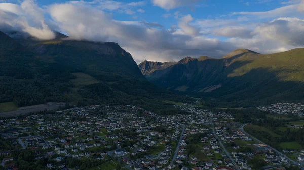 オルスタ・ノルウェーの街並み。2019年7月の日没時のドローンからのパノラマの空撮 — ストック写真