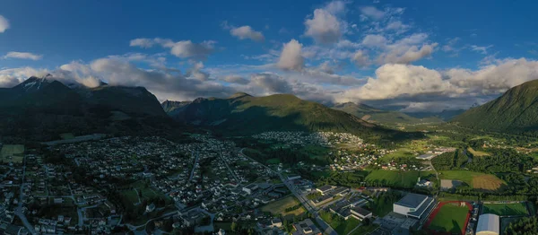 奥斯塔 · 挪威城市景观。 2019年7月日落时无人机俯瞰全景 — 图库照片