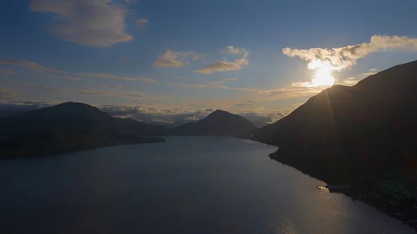 A paisagem urbana de Orsta Noruega. Vista aérea panorâmica do drone ao pôr do sol em julho de 2019 — Fotografia de Stock