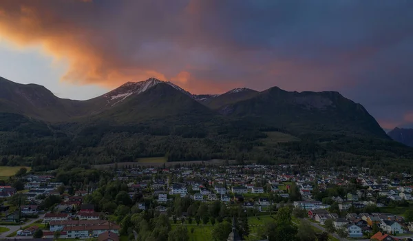 Nacht hemel in Orsta Noorwegen. Panoramisch uitzicht vanaf drone bij zonsondergang in juli 2019 — Stockfoto