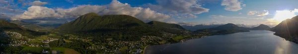 Krajobraz norweski Orsta. Panoramiczny widok z lotu drona o zachodzie słońca w lipcu 2019 r. — Zdjęcie stockowe