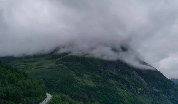 Horní část slavné silnice Trollstigen v Norsku, s krásnými mraky v pozadí s úžasnými horami. Červenec 2019 — Stock fotografie