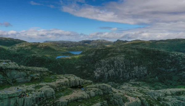 Preikestulen norwegen. Die Menschen genießen die Aussicht vom Berg aus. Juli 2019. — Stockfoto