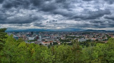 Oslo 'nun bulutlu yaz günündeki panoramik manzarası.