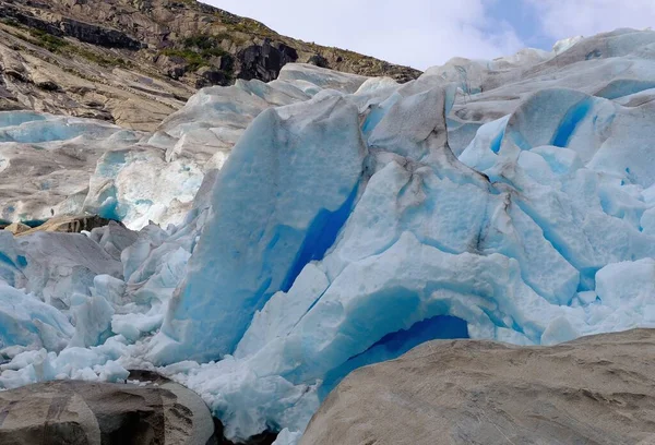 Happy Man chůze na Nigardsbreen ledovec Cestování Životní styl koncept zvedl ruce dobrodružství extrémní dovolená venkovní příroda v Norsku — Stock fotografie