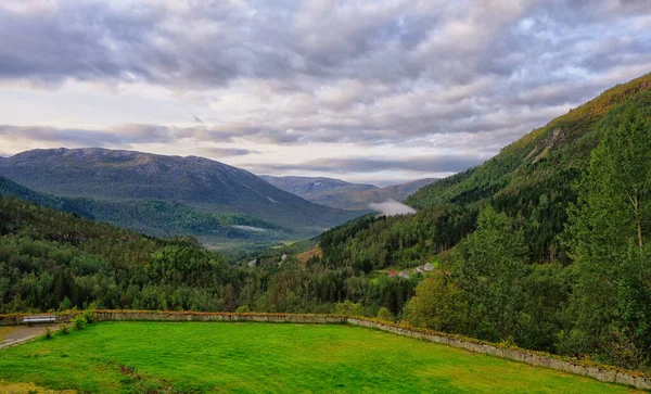 Hermosa vista sobre el valle de Naeroydalen y picos en Stalheim, Voss Noruega — Foto de Stock