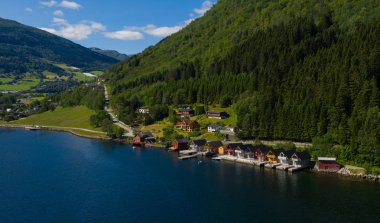Vik, Norveç - Temmuz 2019: Vik limanı, Sogn og Fjordane iline bağlı bir belediyedir. Sogn 'un geleneksel bölgesinde Sognefjorden' in güney kıyısında yer alır. Hava aracı fotoğrafı..