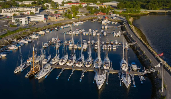 Luchtfoto van veel witte boten en jachten afgemeerd in de jachthaven. Foto gemaakt door drone van boven. juli 2019, Noorwegen, Orstafjorden Orstafjord, Orsta Orsta, Noorwegen — Stockfoto