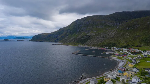 Pobřeží v Alnes, ostrov Godoy, Alesund, Norsko. Výstřel ze vzdušného letounu. Červenec 2019. — Stock fotografie