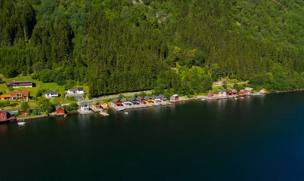 Vik, norwegen - juli 2019: vik port, vik ist eine gemeinde im kreis sogn og fjordane. Es liegt am Südufer des Sognefjords im traditionellen Bezirk Sogn. Luftbild einer Drohne. — Stockfoto