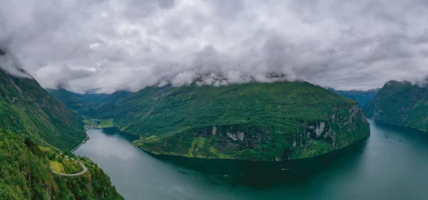 Flygfoto Geiranger fjord, Vackra Natur Norge. Det är en 15 kilometer lång 9,3 mil lång gren utanför Sunnylvsfjorden, som är en gren utanför Storfjordens stora fjord. . — Stockfoto