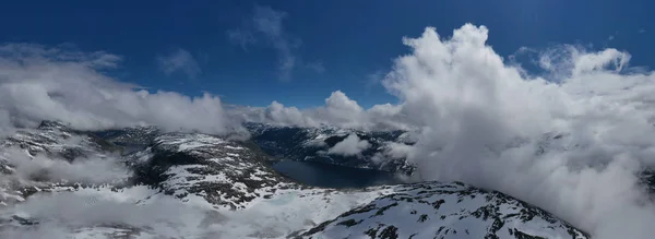 Panorama du lac Djupvatnet sur la route du mont Dalsnibba en Norvège. Drone aérien tourné en juillet 2019 — Photo