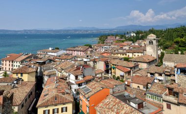 Sirmione, Garda Gölü 'ndeki Rocca Scaligera Kalesi' nden görüntü. Göl manzarası, İtalya sonbaharı.