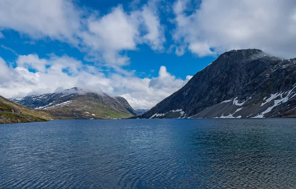 Dalsnibba Dağı 'na giderken Djupvatnet Gölü manzarası