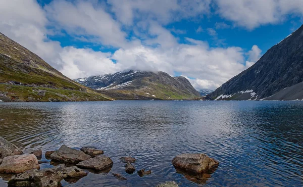 Vista del lago Djupvatnet en el camino al monte Dalsnibba. Julio 2019 — Foto de Stock