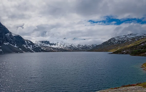 Blick auf den See djupvatnet auf dem Weg zum Berg dalsnibba. Juli 2019 — Stockfoto