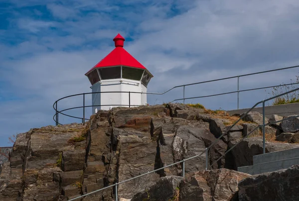 Norveç, Bud 'da küçük bir deniz feneri. Temmuz 2019 — Stok fotoğraf