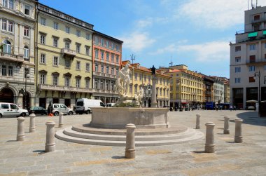 Trieste, İtalya: İtalya 'nın kuzeydoğusundaki bir liman kenti olan Trieste' deki İtalya Meydanı 'nın ana meydanı Piazza Unita d' Italia Unity. San Giusto Kalesi 'nin yanındaki tepenin eteğinde..