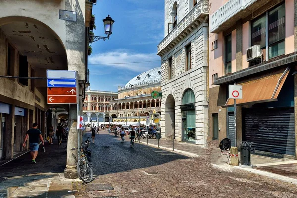 Veja uma rua antiga e estreita em Pádua, Itália . — Fotografia de Stock