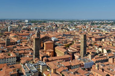 Bologna, İtalya, hava panoramik cityscape tipik evleri, eski binalar ve Ortaçağ kule çatılarının üzerinde