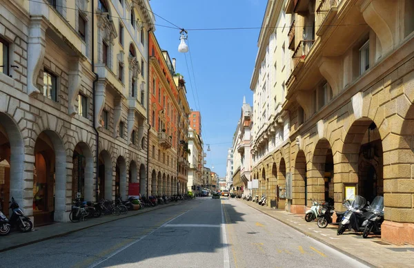 Blick auf eine alte, enge Straße in Padua, Italien. — Stockfoto