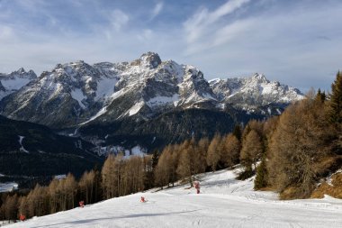 Sesto, Sextner Dolomiten, İtalya. Kayak merkezi Tre Cime Dolomiti veya 3 Zinnen Dolomiten