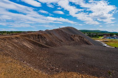 Madencilik kasabası Roros, bakır madenciliğiyle ün yapmış bir dağ kasabası anlamına gelen Bergstaden olarak da bilinir. Norveç 'in tarihsel olarak belirlenmiş iki şehrinden biridir.