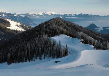 Kış zamanı Fuegen yakınlarında Alpler. Zillertal, Avusturya.