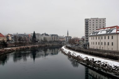 Avusturya, Villach 'taki Drau nehrinin manzarası