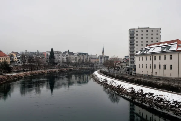 Vista para o rio Drau em Villach, Áustria — Fotografia de Stock