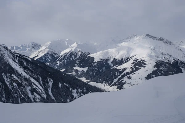 Paisaje en Zillertal Arena estación de esquí en Zillertal en el Tirol. Montañas alpinas con nieve. Diversión cuesta abajo. Cielo azul y pistas blancas en Zell am Ziller . — Foto de Stock