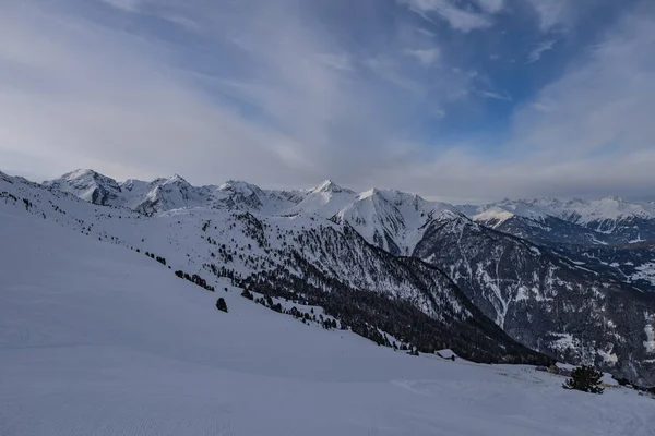 Panorama hivernal des montagnes de Pitztal - Jerzens dans les Alpes autrichiennes. Pistes de ski. Belle journée d'hiver . — Photo