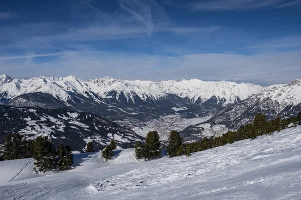 Panorama de inverno de montanhas em Pitztal Hoch Zeiger em Alpes austríacos. Declives de esqui. Belo dia de inverno . — Fotografia de Stock