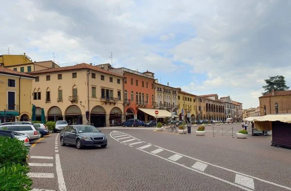 Padova, Olaszország: Színes virágosbódé Padova történelmi város központjában a Ragione palota közelében, Olaszország — Stock Fotó