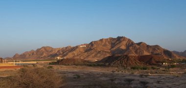 Hatta bölgesindeki kahverengi dağlar, Dubai 'nin doğu bölgesi, Birleşik Arap Emirlikleri' ndeki kayalar.
