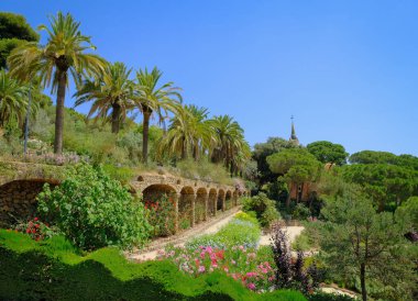 Barselona, İspanya - Açık gökyüzü ile yaz gününde Park Guell
