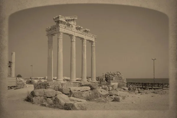Ruines du Temple d'Apollon à Side par une belle journée de printemps, Antalya, Turquie — Photo
