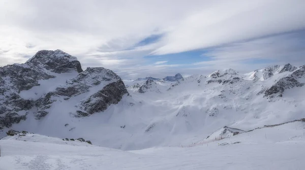 Paisaje invernal en St. Moritz. Alemán: Sankt Moritz, Italiano: San Maurizio. Una ciudad turística en el valle de Engadine en Suiza — Foto de Stock