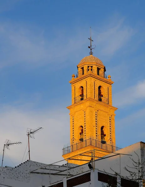 Jerez De La Frontera Španělsko. Ulice s věží katedrály v pozadí — Stock fotografie