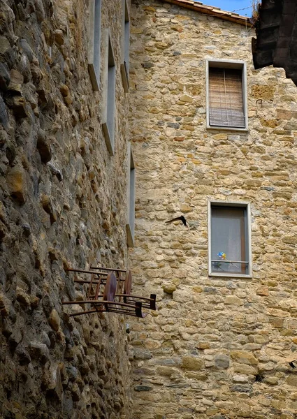 Building Wall - Besalu - Spain. Крісло на стіні. — стокове фото