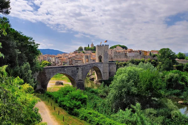 Middeleeuwse brug van Besalu. Gerona. Spanje — Stockfoto