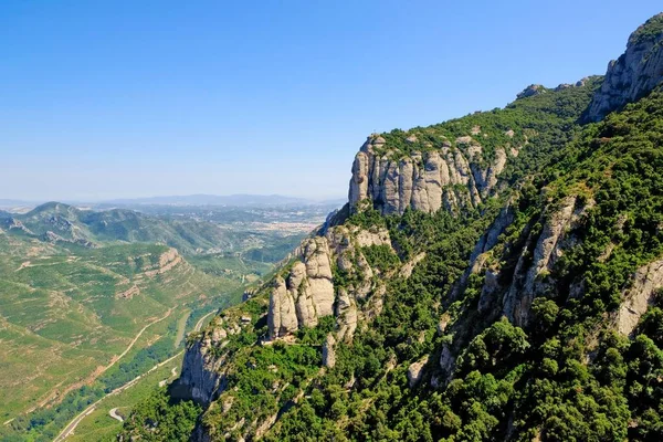 Vista de las montañas desde el funicular de Montserrat en un hermoso día de verano, Cataluña, España — Foto de Stock