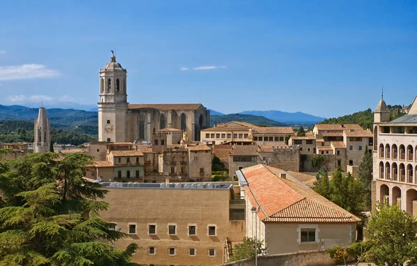 El campanario de la Colegiata de Sant Feliu, desde la Catedral de Santa María de Girona, Girona, Cataluña, España. — Foto de Stock
