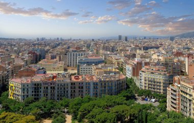 Güneşli yaz gününde Barselona manzarası. İspanya