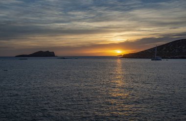 Gün batımında ada, Cala Llentrisca, İbiza 'dan güzel gökyüzü. .
