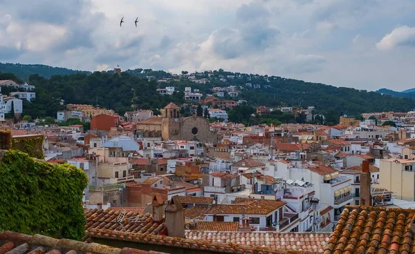 Tossa de mar, Costa Brava, Spanje: Oude stad met blauwe lucht. — Stockfoto